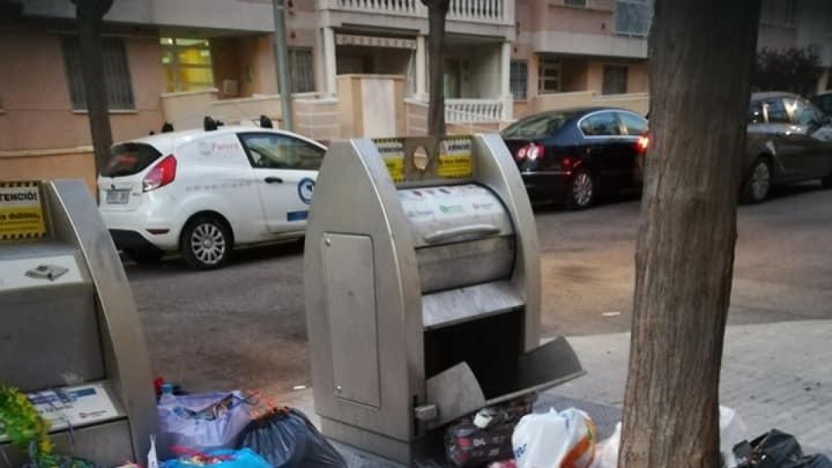 Denuncien una muntanya de brutícia a Sant Pere i Sant Pau