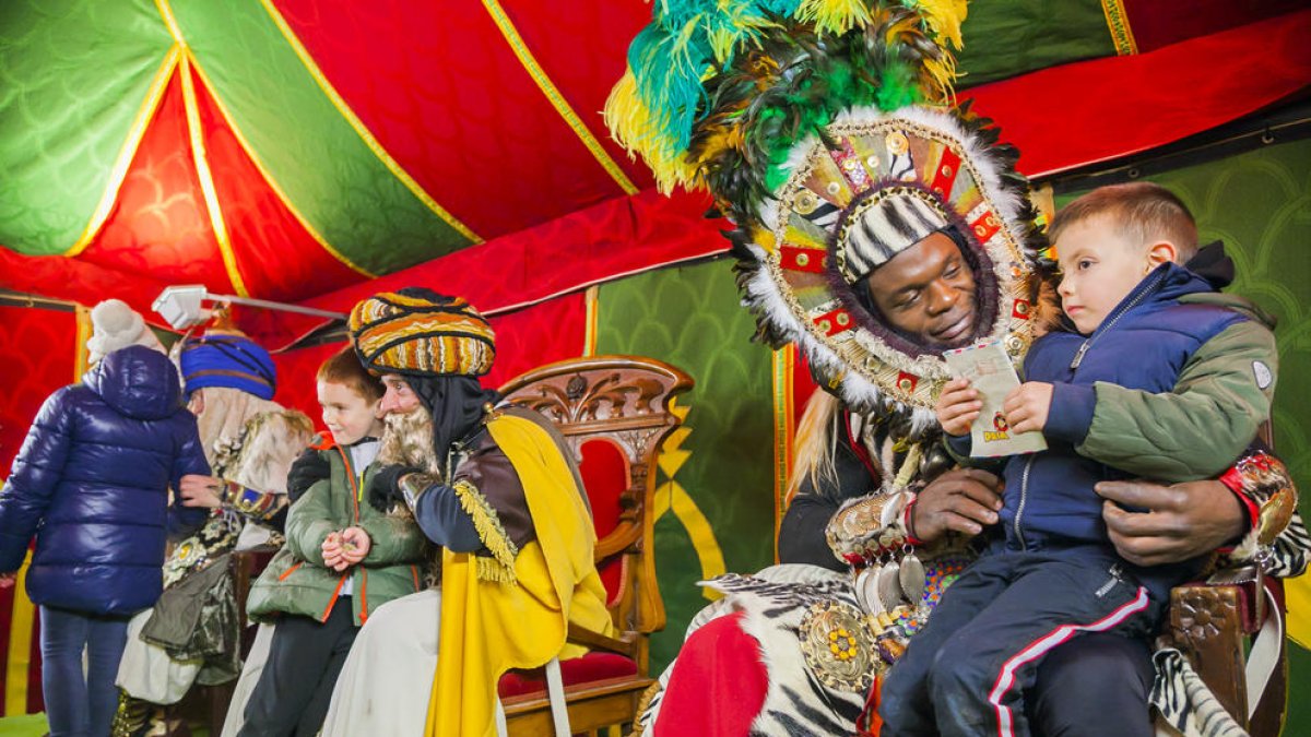 Una dotzena de persones refugiades són els patges de Baltasar