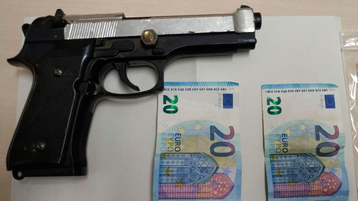 A presó per robar diners a una dona apuntant-la amb una pistola simulada en un caixer de Reus