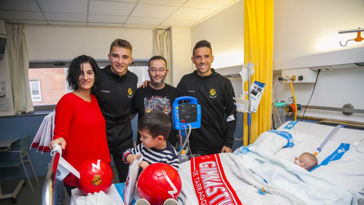 La plantilla del Nàstic visita els nens que passen el nadal hospitalitzats