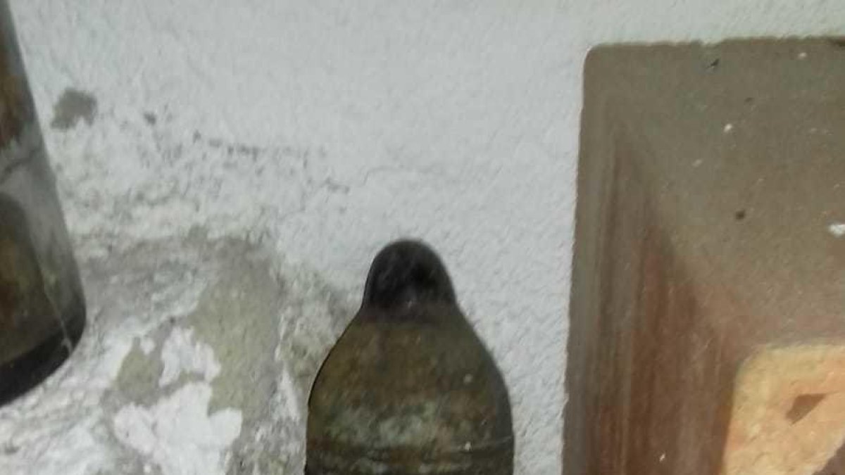 Troben una granada morter de la Guerra Civil en un magatzem a Bellmunt del Priorat