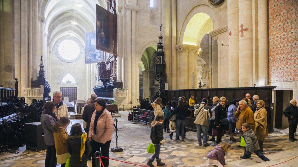 Nets visiten la Catedral amb els seus avis