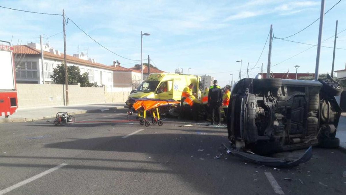 Un herido después de volcar el coche en un accidente múltiple en Miami Platja