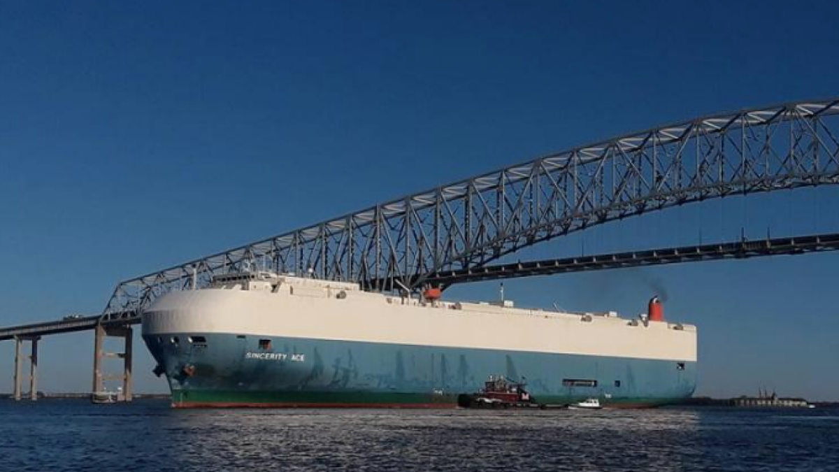 A la deriva un vaixell sense tripulació que transporta 3.500 cotxes Nissan