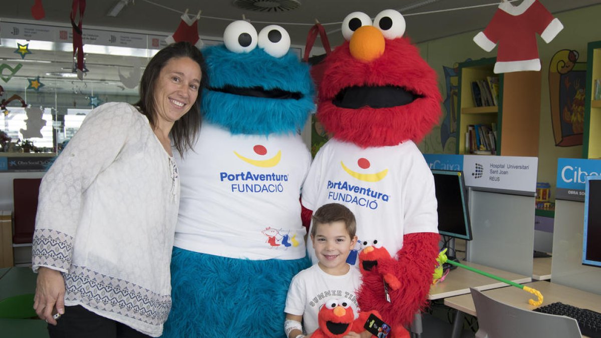 Triki i Elmo visiten els nens dels hospitals de Tarragona i Reus