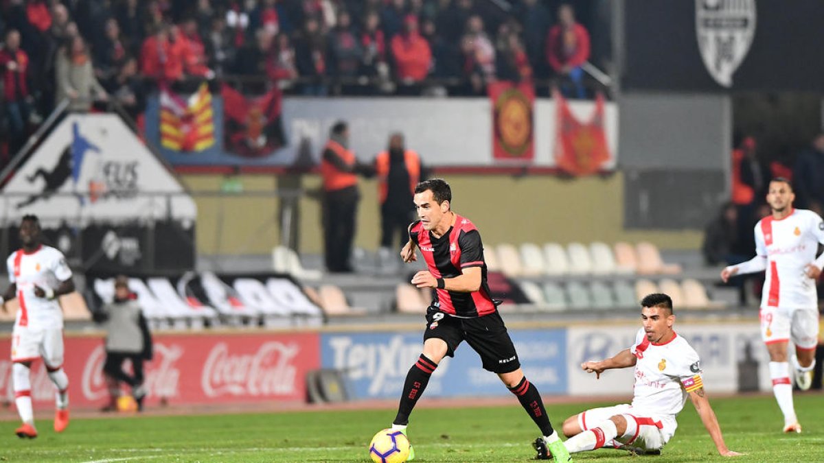 Malgrat la crisi, Miguel Linares resisteix a l'atac roig-i-negre