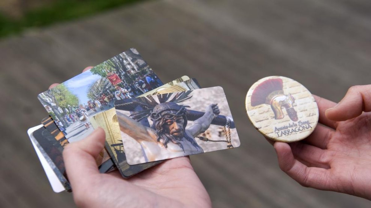 La Sangre crea imanes y tarjetas para recoger fondos para los cascos de los Armados