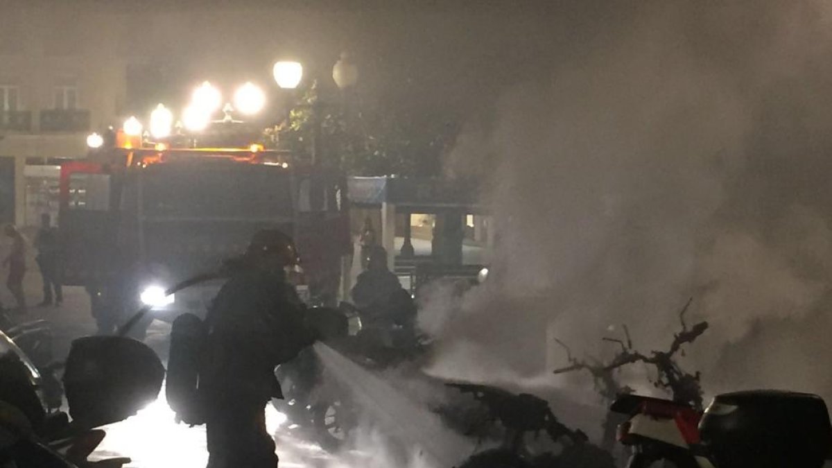 Cremen tres motos i set més queden afectades, al costat de plaça Verdaguer
