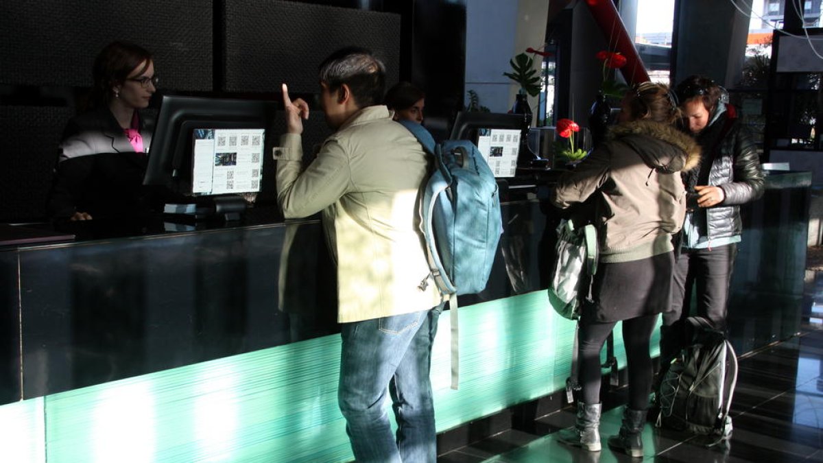 Multen amb 2.000 euros una empresa hotelera de Salou per vulnerar els drets lingüístics