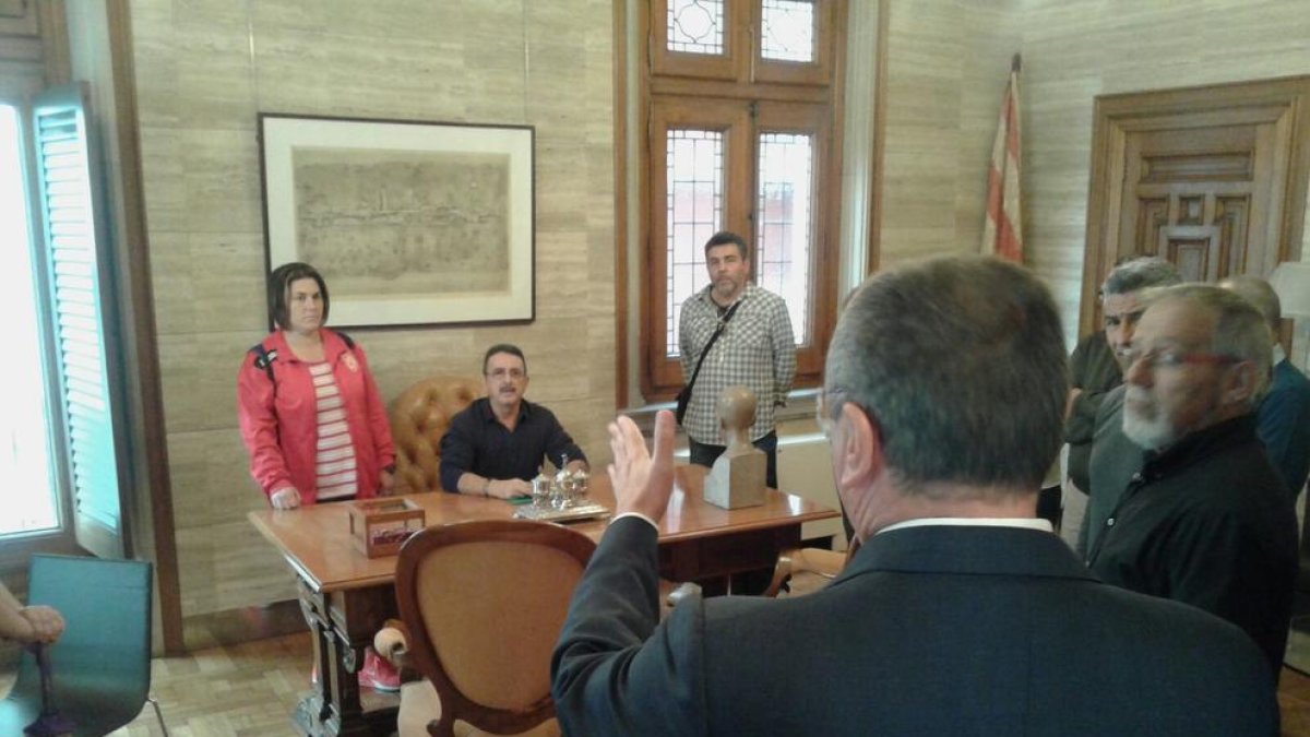 Un grup de sindicalistes ocupa el despatx de l'alcalde de Reus