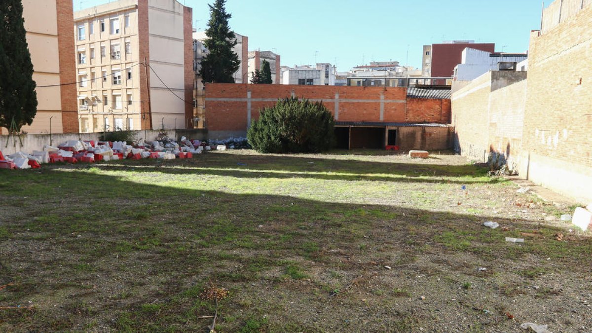 División entre el vecindario a Madre Molas por el parking de Sor Lluïsa Estivill