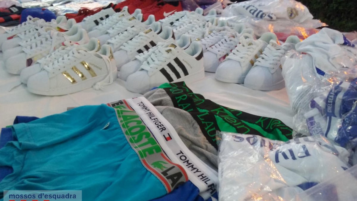S'intervenen 1.200 articles falsificats al mercat d'artesans de Roda de Berà