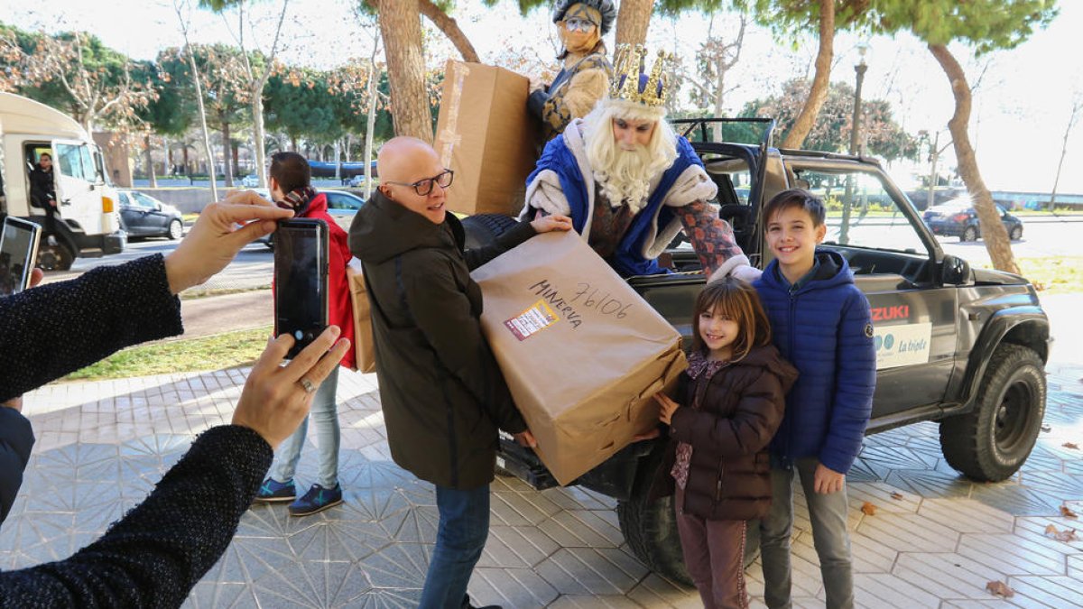 Els infants de Cambrils tornen a rebre els regals de la mà dels Reis d'Orient
