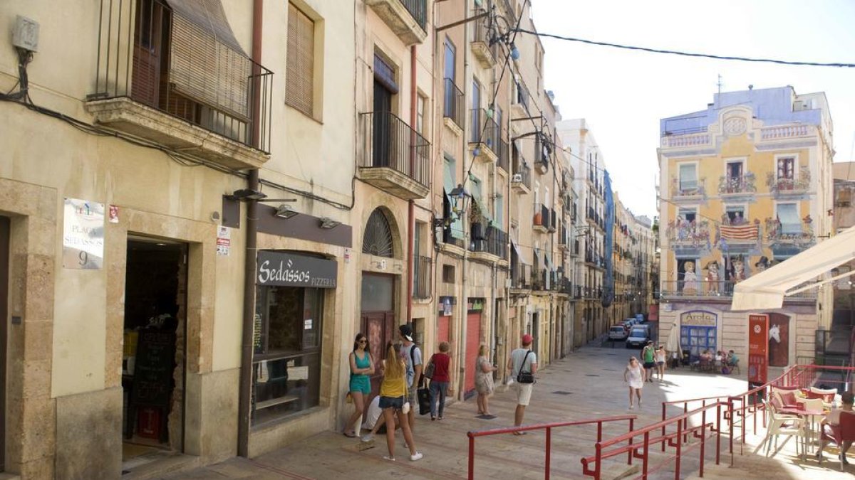 Los bares de la plaza de los Sedassos no pueden poner barras para Sant Magí