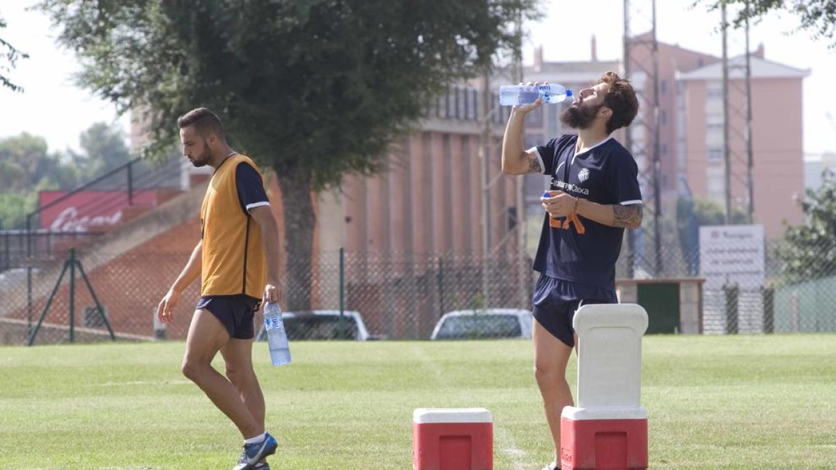Ferran Giner, a la izquierda de la imagen, durante un entrenamiento con el Nàstic.