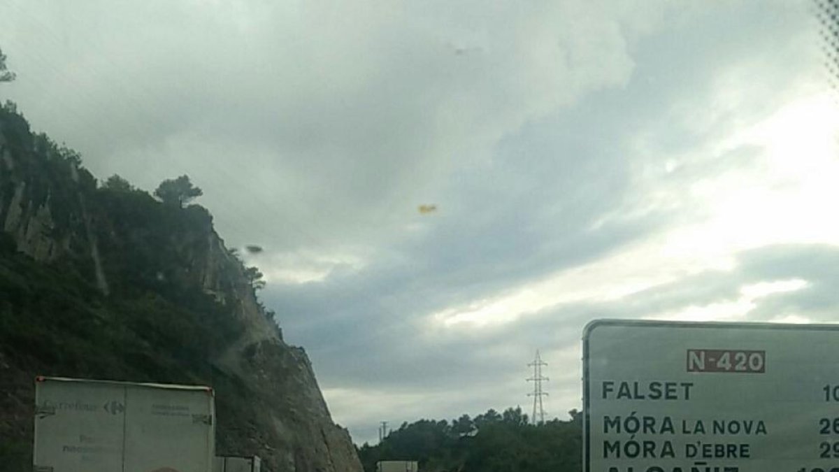 Retencions al Coll de la Teixeta per un accident entre un turisme i un camió