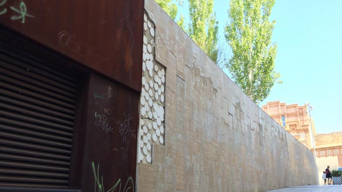 El revestiment del 'Jaume I' comença a esfondrar-se per la manca d'adherència