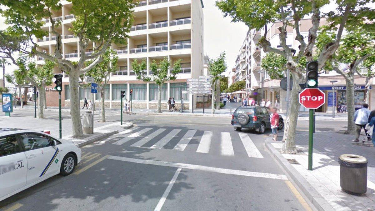 Atropella a una joven en Salou por un descuido mientras consultaba el teléfono móvil
