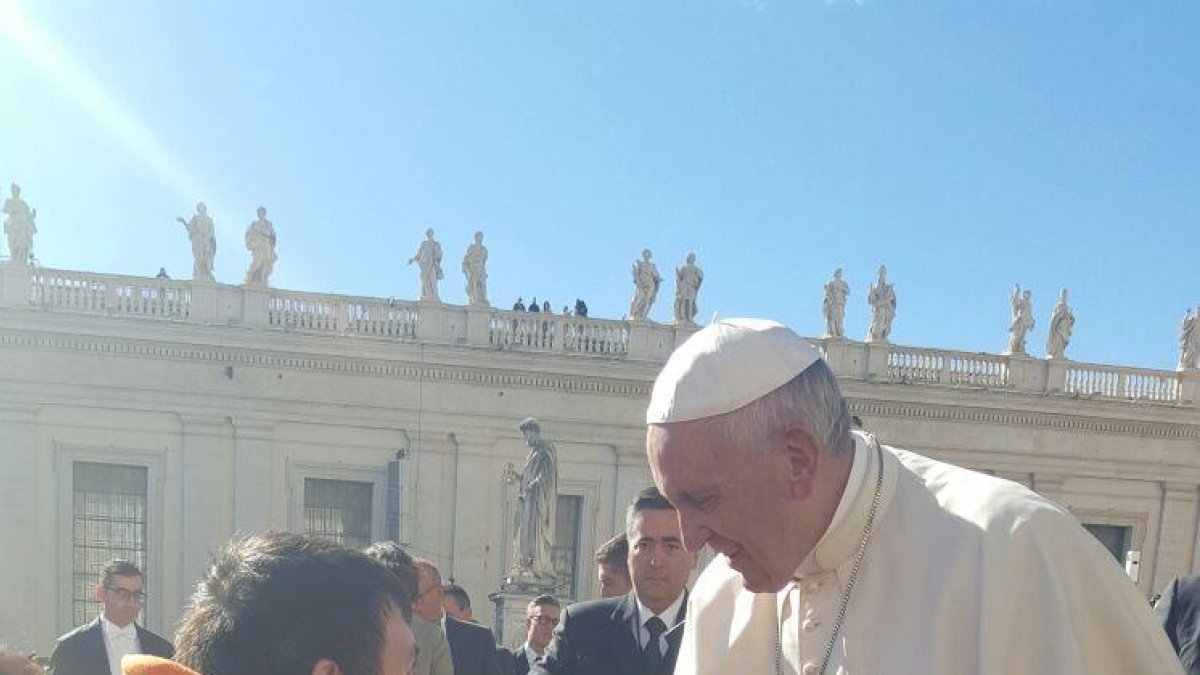 El papa Francisco recibe a un grupo de familiar y afectados de ELA
