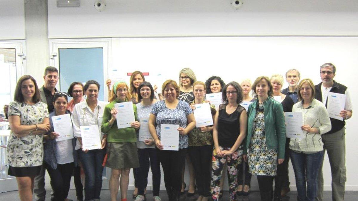 Catorce personas paradas reciben los certificados de los cursos de catalán del programa Aprèn.cat