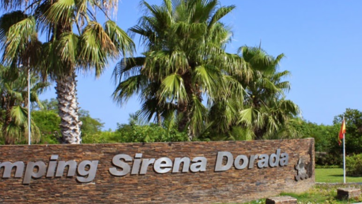 Cremen tres caravanes en un càmping de Creixell