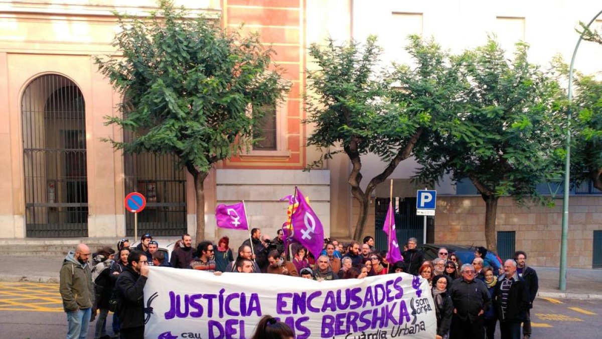 Una seixantena de persones demanen justícia davant els jutjats per les encausades del cas Bershka