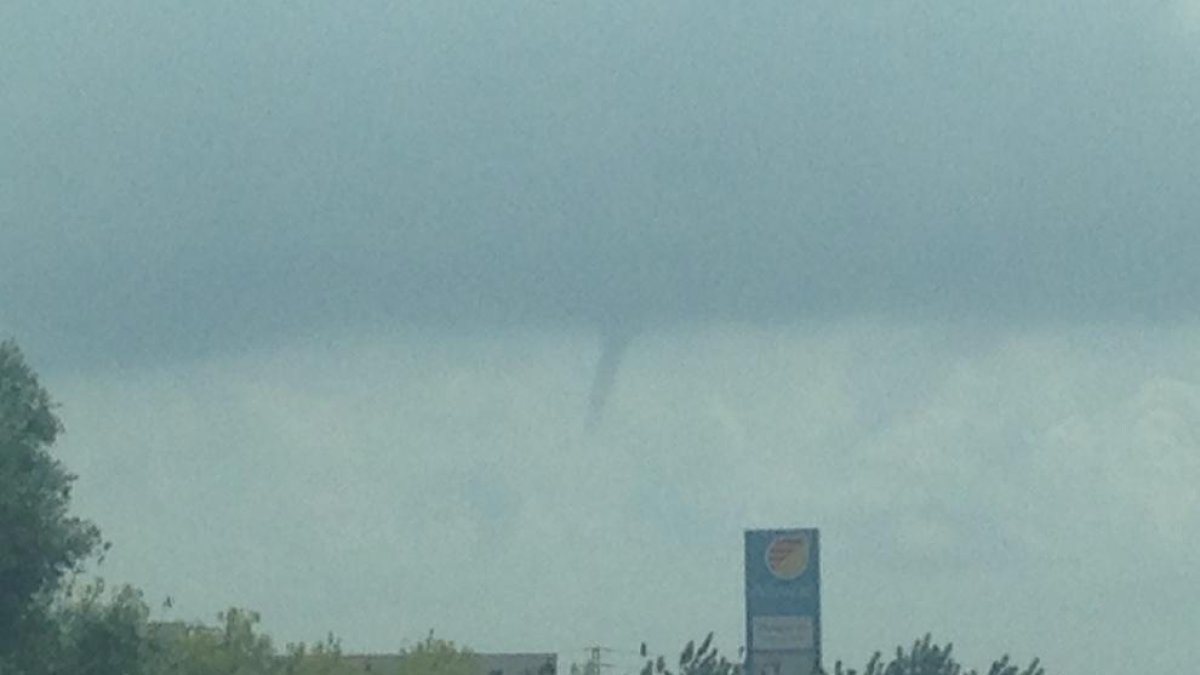 Una tromba marina es forma a la costa de Roda de Berà