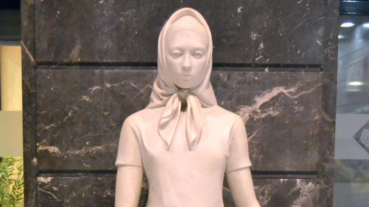 L'escultura de Joan Rebull 'La Pubilla' s'exposa a l'Ajuntament