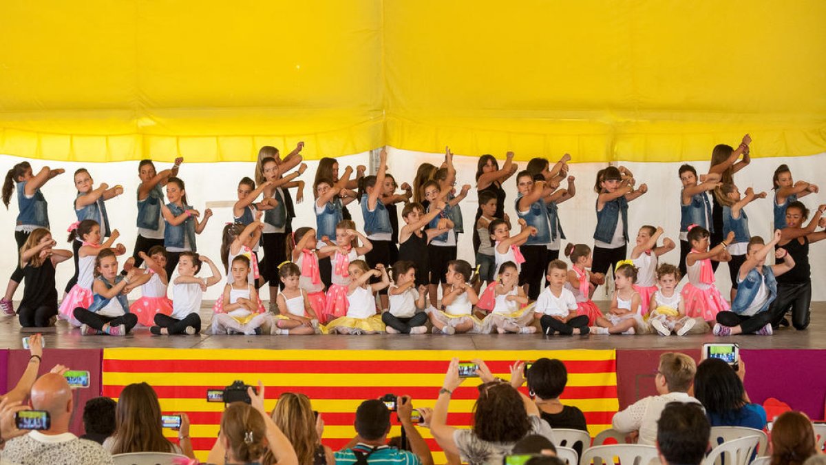 Dansa i puntaires pels carrers de Perafort