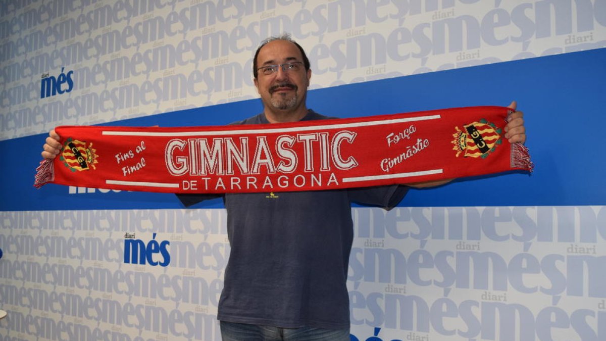 Jaume Fortuny recull la bufanda del Nàstic