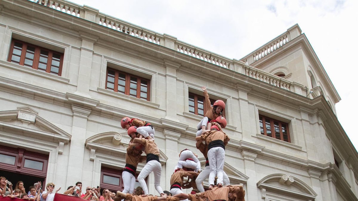 La tronada, los bailes de lucimiento y los castillos dels Xiquets, protagonistas, a la Mercadal
