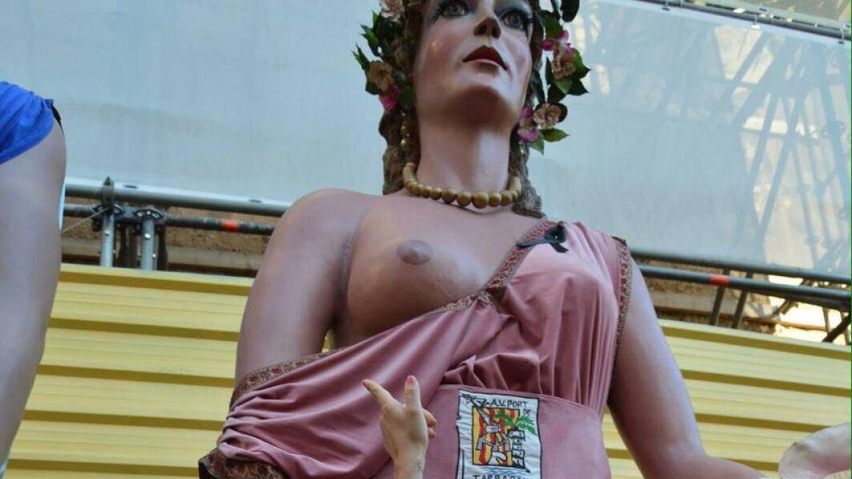 Polémica por el desfile de la Geganta del Port con el pecho fuera
