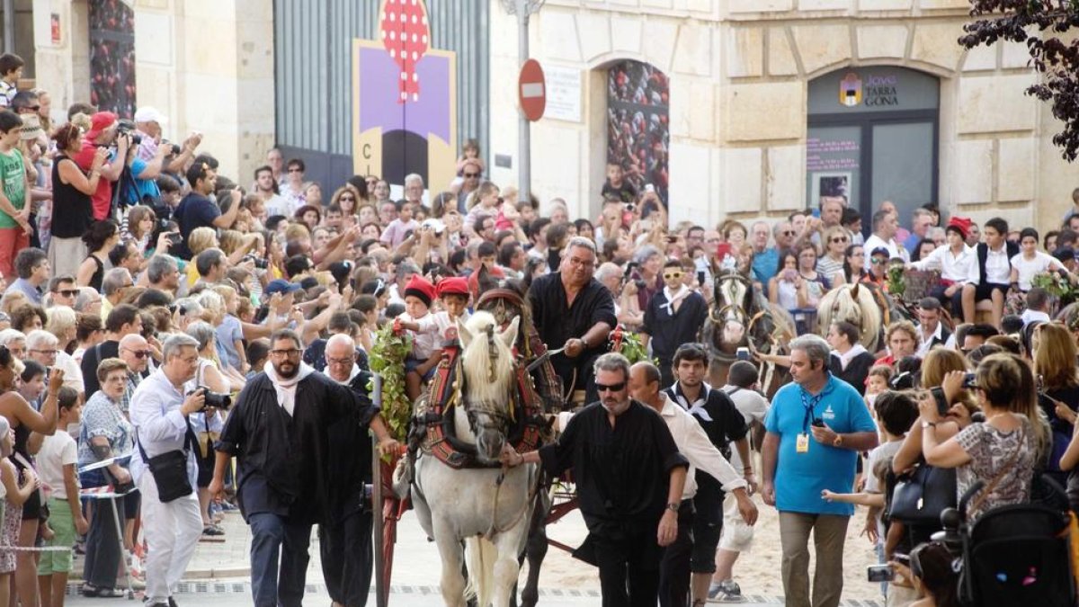 El agua bendecida de Sant Magí hace su entrada triunfal en Tarragona