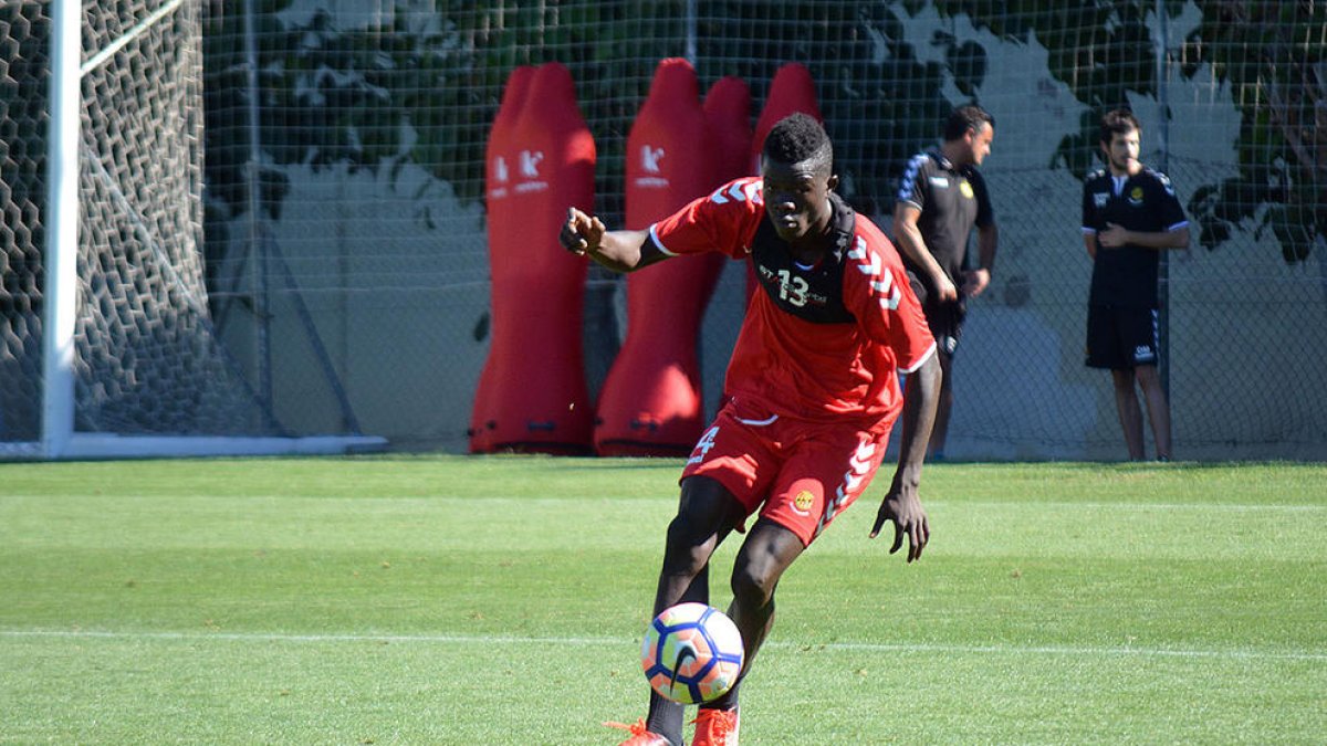 El central que vol obrir-se camí en el futbol europeu començant pel Nàstic