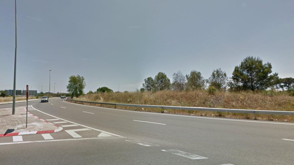 Un conductor ebrio sigue circulando con el coche destrozado