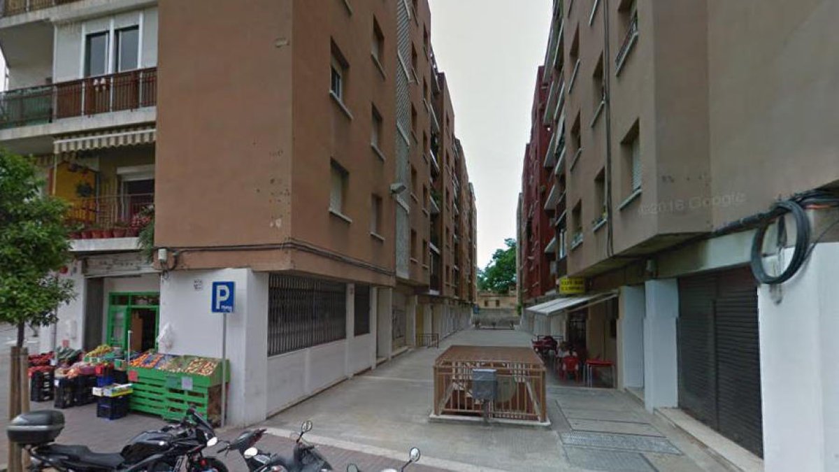 Un incendio en un local comercial obliga evacuar a los vecinos de dos plantas de un edificio de Reus