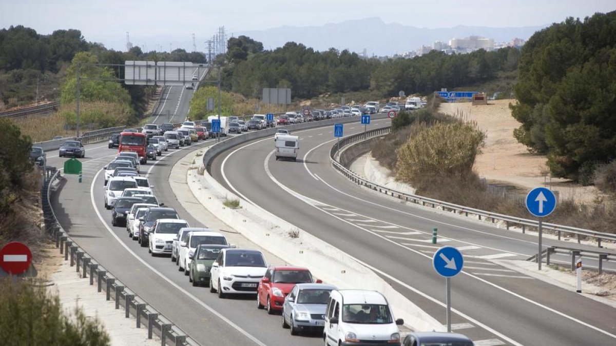 Vuit quilòmetres de circulació intensa a l'AP-7, a Banyeres del Penedès