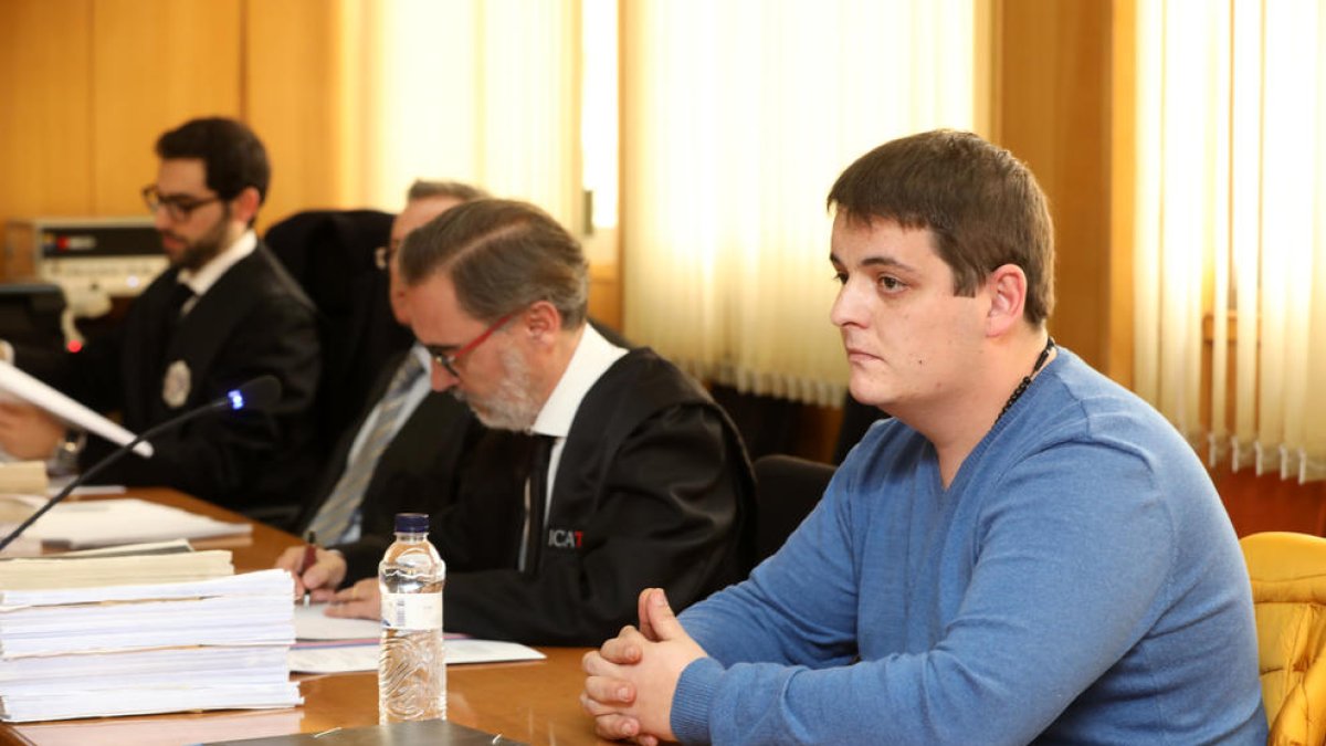 Familia y Amigos de Sara Lozano piden justicia delante de la Audiencia de Tarragona