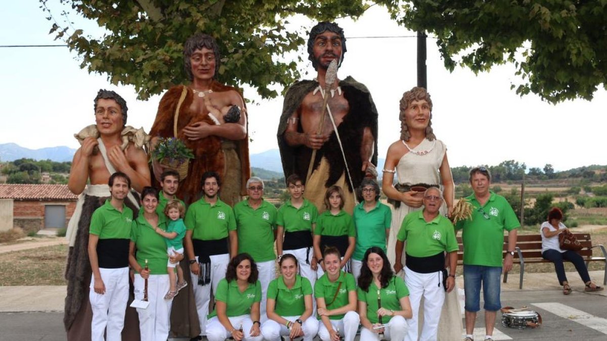 La família completa de Gegants Neolítics de l'Espluga inicia la ruta pel territori