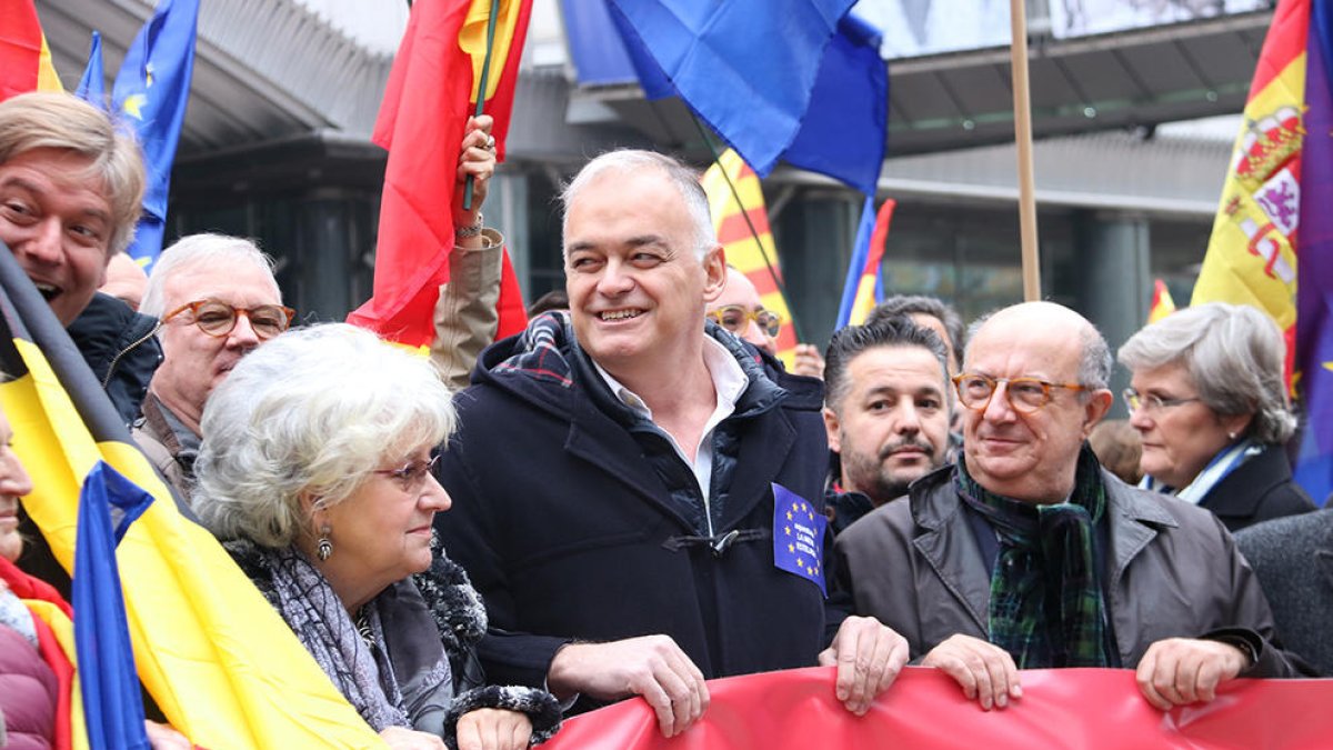 El portavoz europeo del PP se enfada con la policía belga y afirma que la estelada es «ilegal»