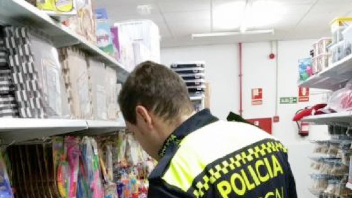La Policia Local detecta 67 productes nadalencs que no compleixen amb la normativa