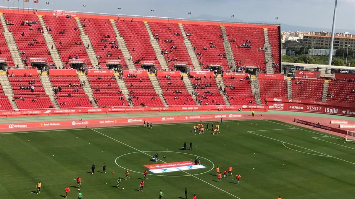 Achille Emaná titular, i Suzuki a la banqueta