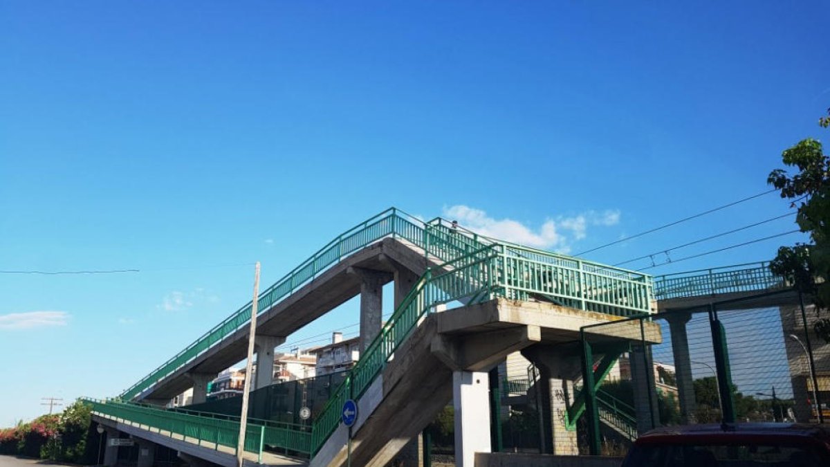 Calafell y Cunit compartirán el coste de la reparación del puente sobre la vía