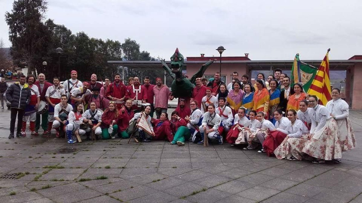 El País Basc acull el Ball de Bastons de l'Arboç i el Drac i l'Esbart Dansaire Sta. Eulàlia de Banyeres