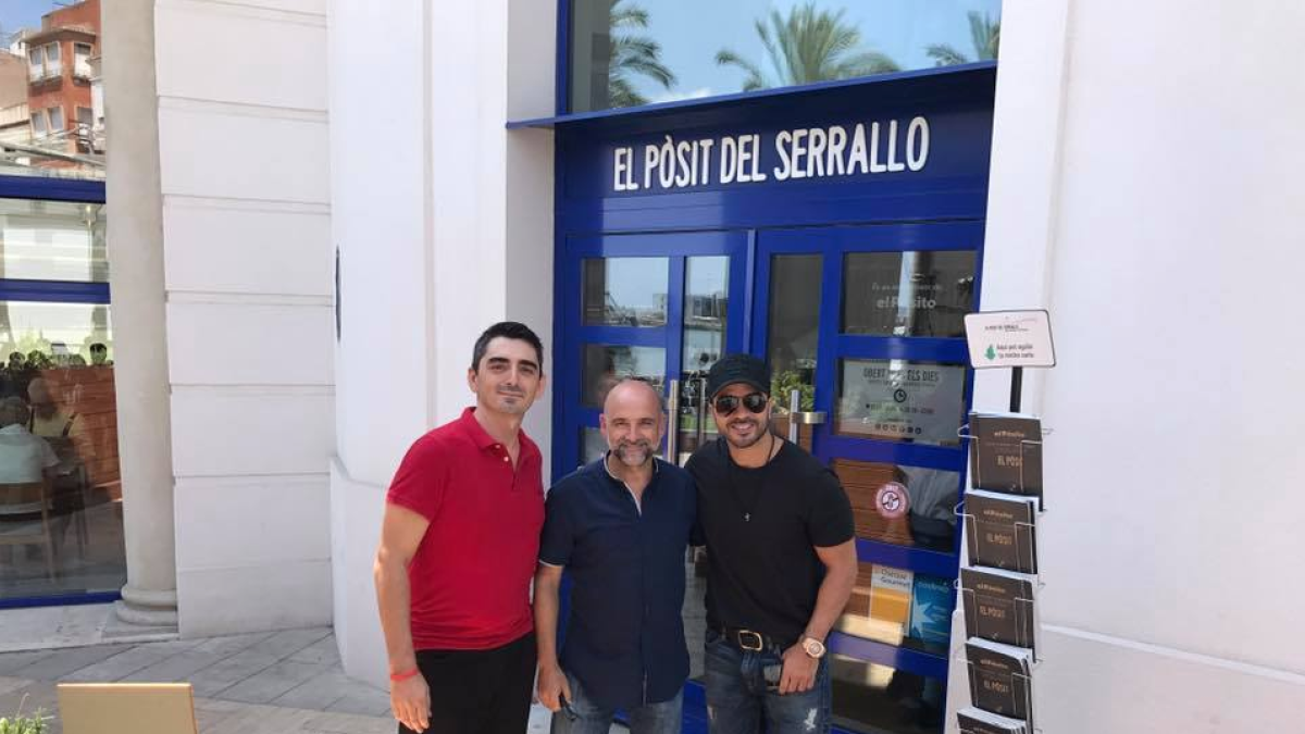 Luis Fonsi prova la gastronomia del Serrallo