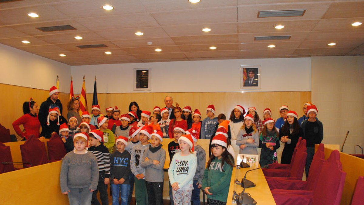 Alumnes de l'Escola La Canaleta de Vila-seca feliciten el Nadal des de l'Ajuntament