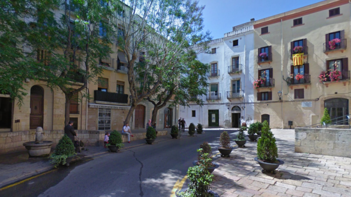 Un incendio afecta a dos plantas en la Plaza del Pañol