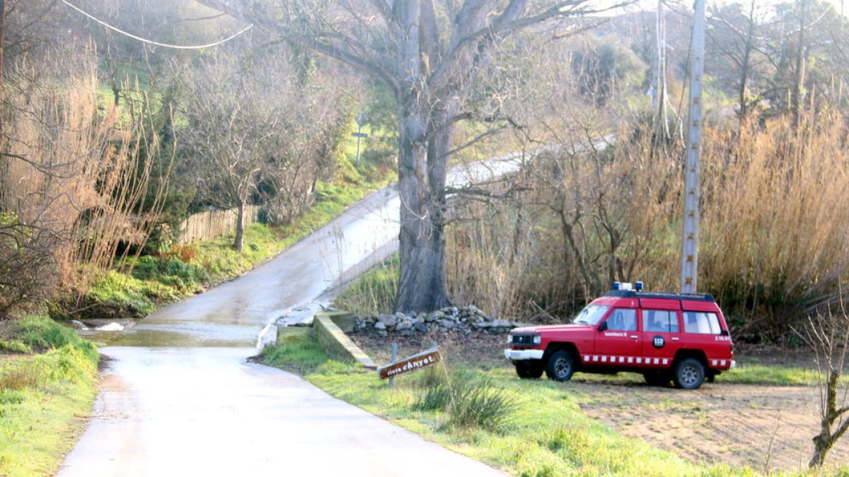 Els Bombers auxilien un ciclista ferit a Tortosa