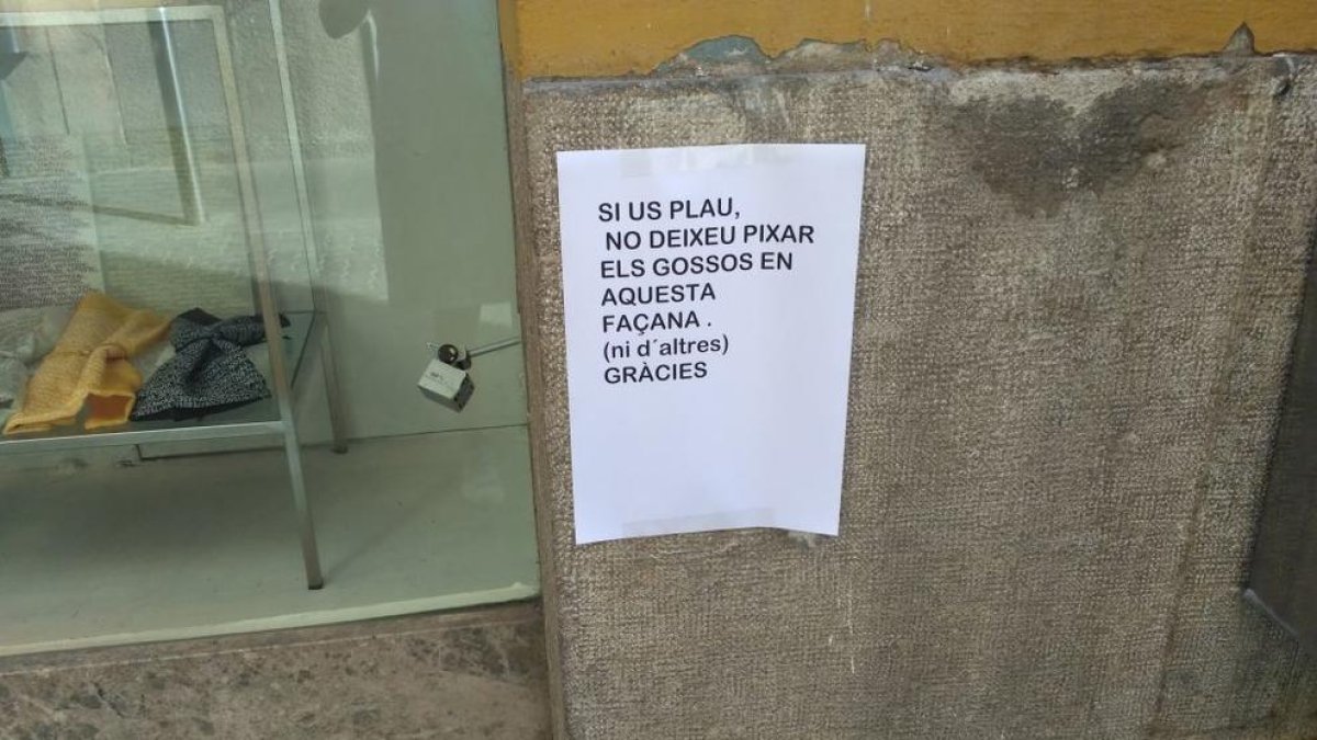 Comerciants de Tarragona es mobilitzen contra les pixades dels gossos