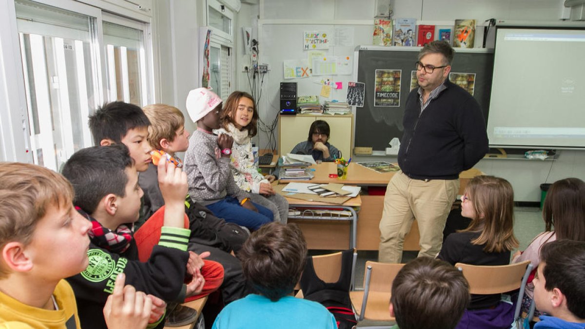 Alfombra roja en la Escuela Los Ganchillos de Reus para recibir Daniel Villanueva y 'Timecode'